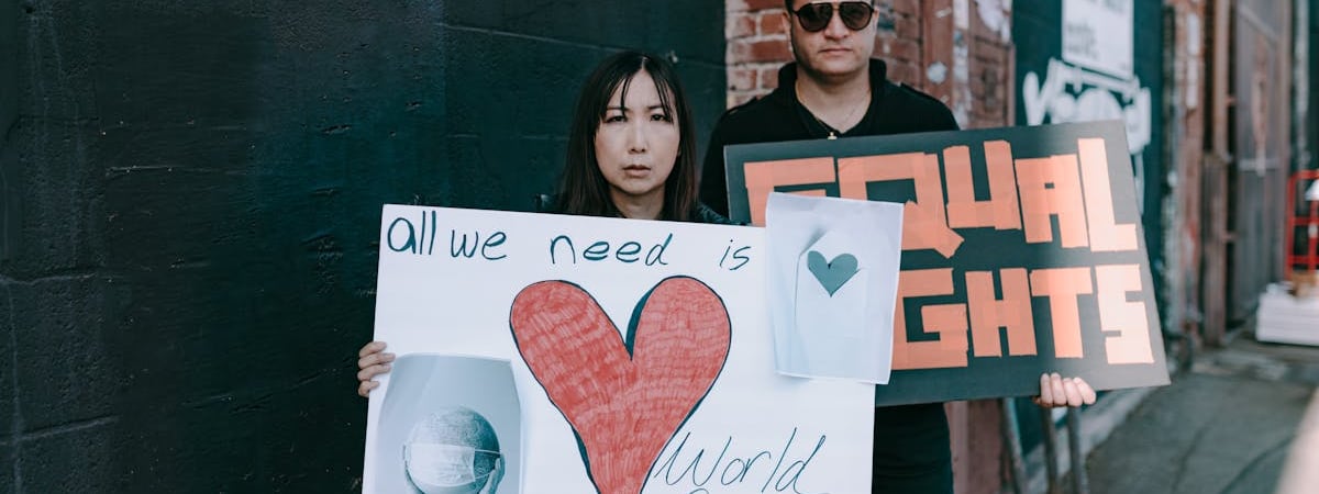 Минюст запретил белорусским нотариусам писать комментарии в Интернете. Это как?