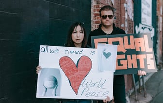 Минюст запретил белорусским нотариусам писать комментарии в Интернете. Это как?