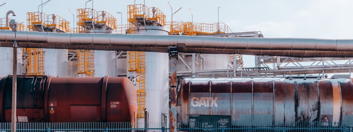 Беспилотники атаковали нефтеперерабатывающий завод в Ленобласти