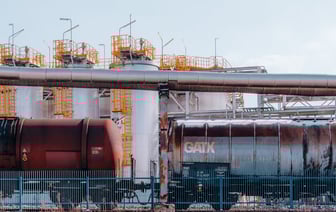 Беспилотники атаковали нефтеперерабатывающий завод в Ленобласти