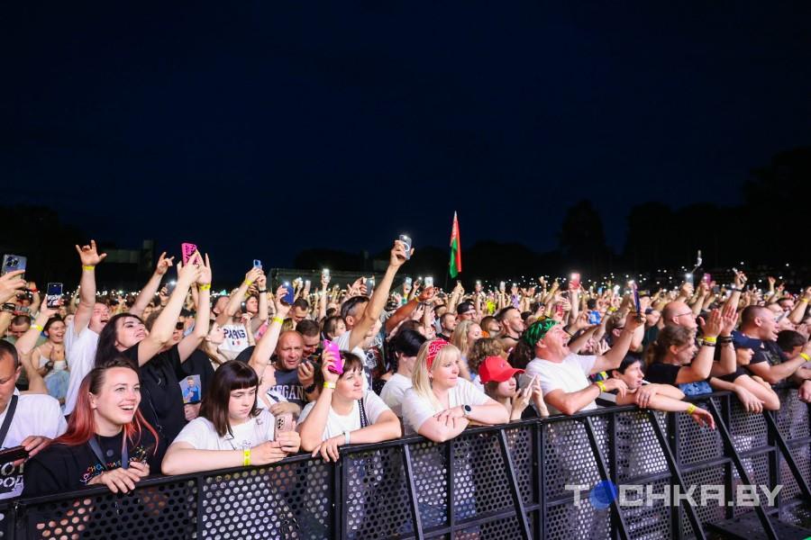 Рокеры «отрываются»: в Пружанах прошел первый день «Солнцестояния»