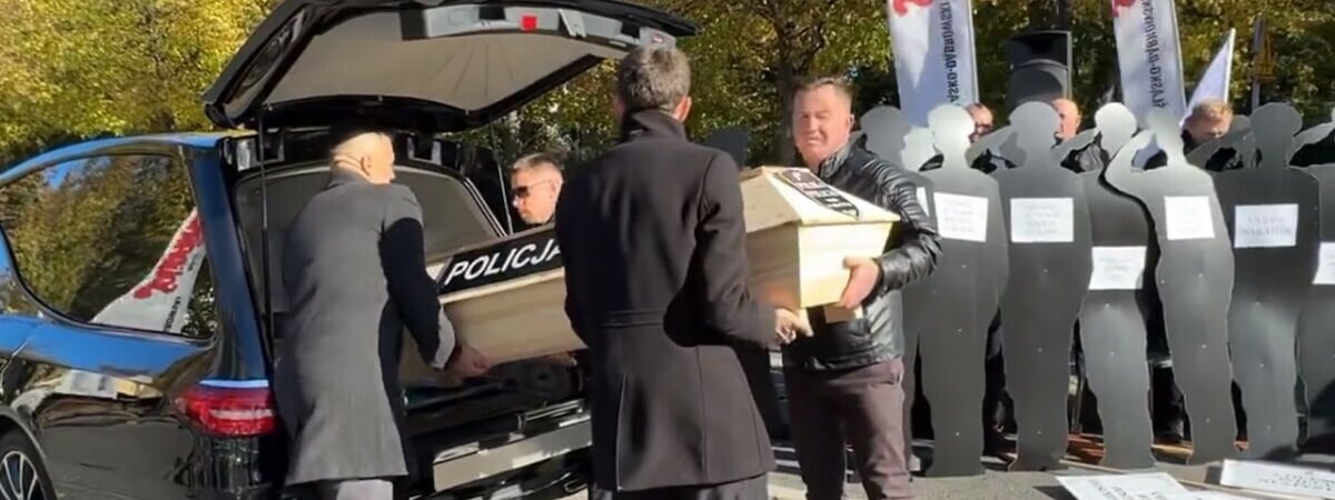 Полицейские пригрозили премьеру Польши забастовкой в день марша оппозиции. Зачем принесли гроб в канцелярию Туска? — Видео