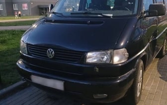 В Бресте бесправник на мотоцикле врезался в припаркованный микроавтобус. Подробности и видео