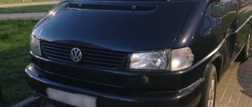 В Бресте бесправник на мотоцикле врезался в припаркованный микроавтобус. Подробности и видео