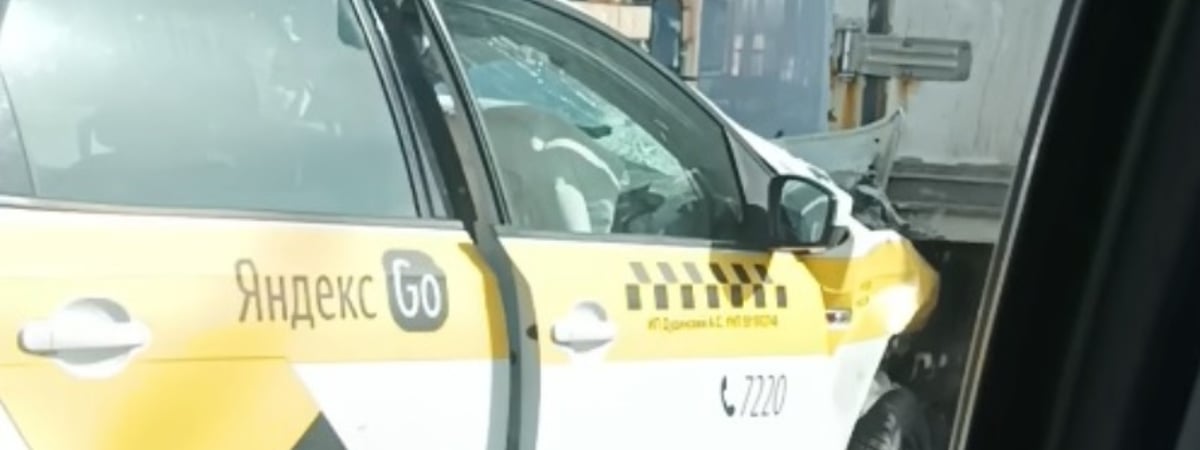 В Гродно на Соломовой такси столкнулось с грузовиком