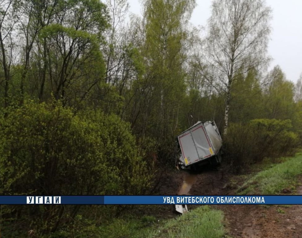 Легковушка врезалась в фуру в полоцком районе, оба авто вылетели в кювет. Фото ГАИ