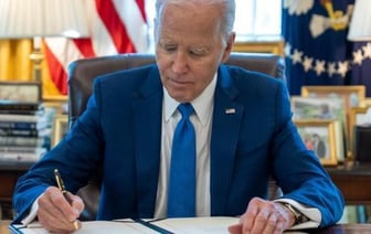 Байден подписал закон о военной помощи Украине