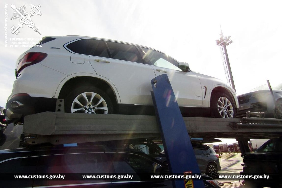 В Беларусь въезжали три автовоза б/у легковушек. Чем они привлекли внимание таможни?