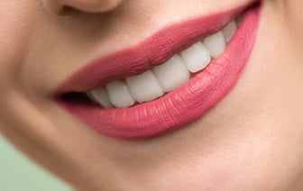 Как отбелить зубы без стоматолога? Эти 5 домашних способов сэкономят деньги и зубную пасту — Полезно