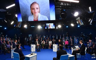 Дочери Путина редко появляются на экономическом форуме в России.
