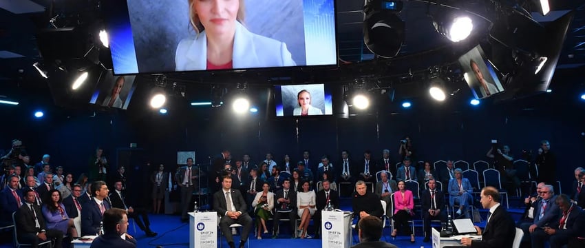 Дочери Путина редко появляются на экономическом форуме в России.