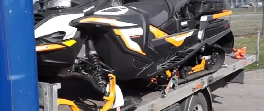 Четыре слишком дешевых снегохода везли в Беларусь через «Козловичи»