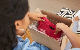 Нужно ли стирать одежду перед первой ноской? Эксперты назвали условия — Полезно