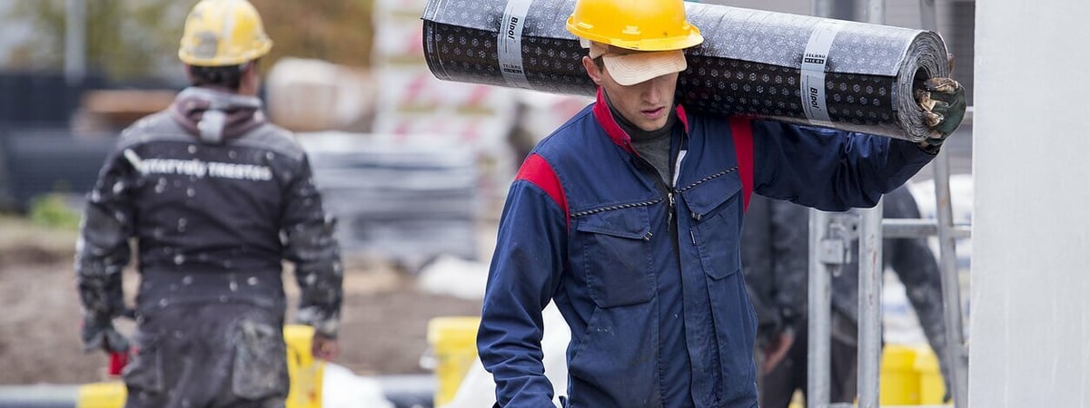 Больше половины литовцев признались, что недовольны своими зарплатами. Сколько получают?