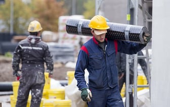 Больше половины литовцев признались, что недовольны своими зарплатами. Сколько получают?