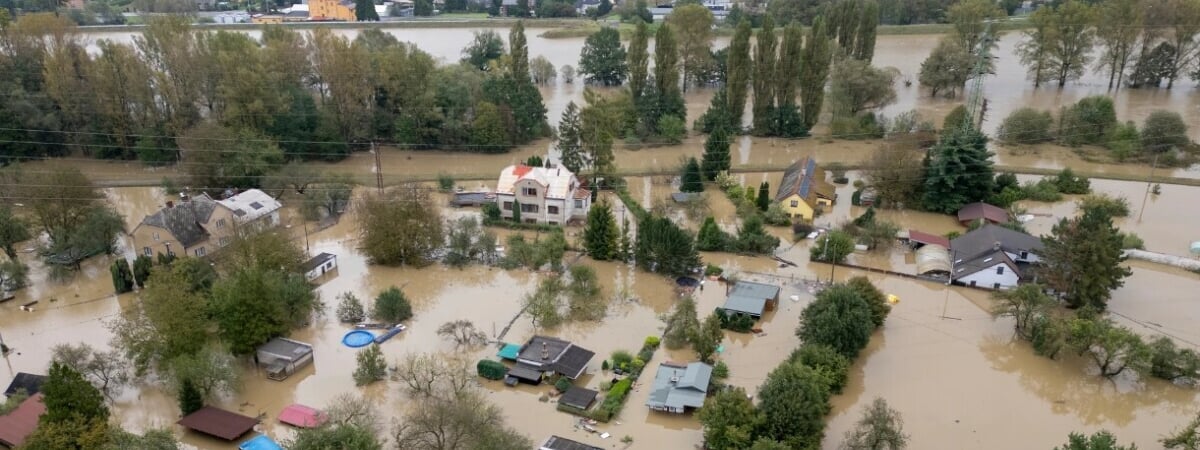 В Чехии вода прорвала дамбу. Под угрозой затопления оказался город Острава — Видео