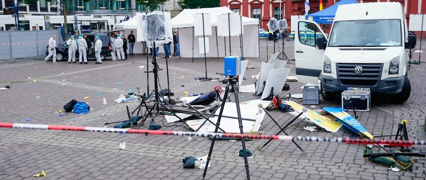 Немецкий полицейский скончался от ножевого ранения на антиисламском митинге: полиция
