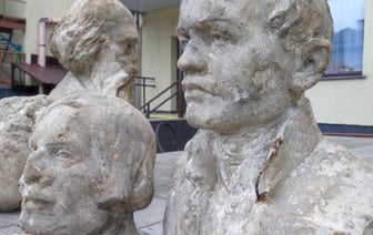 Барельефы, бюсты и часть постамента. При проведении ремонтных работ в Брестском академическом театре драмы найдены уникальные предметы