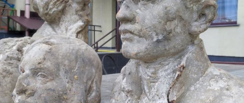 Барельефы, бюсты и часть постамента. При проведении ремонтных работ в Брестском академическом театре драмы найдены уникальные предметы