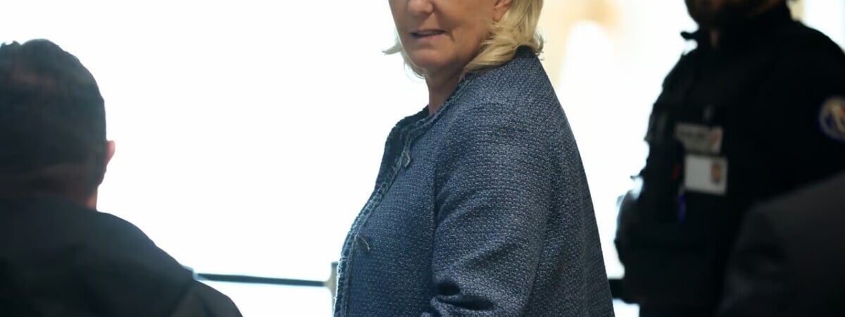 Суд в Париже запретил лидеру оппозиционной партии Ле Пен баллотироваться в президенты Франции