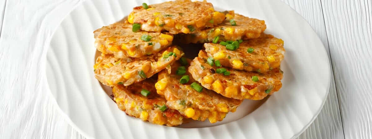 Устали от драников и кабачковых оладий? Нашли рецепт кукурузных блинов из 8 ингредиентов, который покорит всех — Полезно