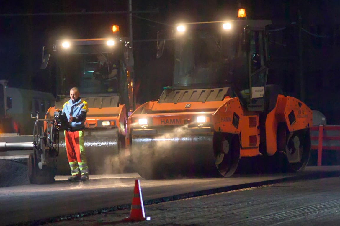 вносятся настройки асфальтоукладчика. Ночные работы по замене асфальтобетонного покрытия на улице Ленина в Витебске. Фото Сергея Серебро