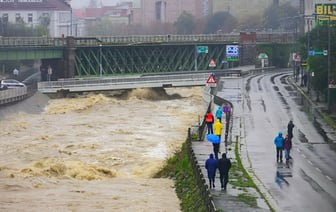 В Вене из-за угрозы разлива реки встал общественный транспорт и остановились поезда — Видео