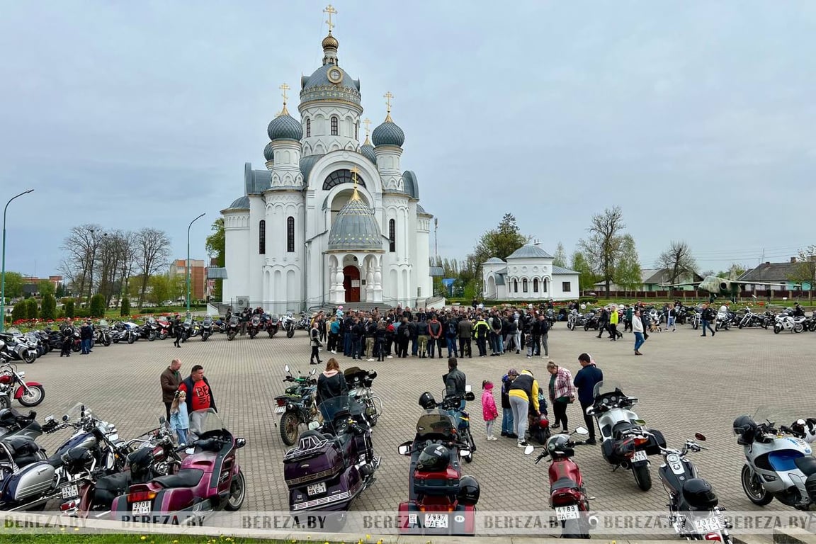 В Березе открыли мотосезон со священником и ГАИ