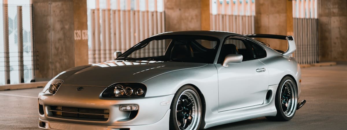 Выдачи автокредитов в России рухнули почти в два раза