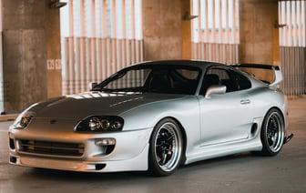 Выдачи автокредитов в России рухнули почти в два раза