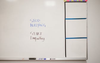 С 25 августа водители обязаны ездить в включенным ближним светом фар