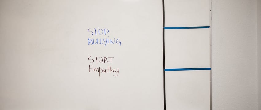 С 25 августа водители обязаны ездить в включенным ближним светом фар