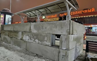 Появились фото бетонных плит и мешков с песком на остановках в Белгороде — Фото