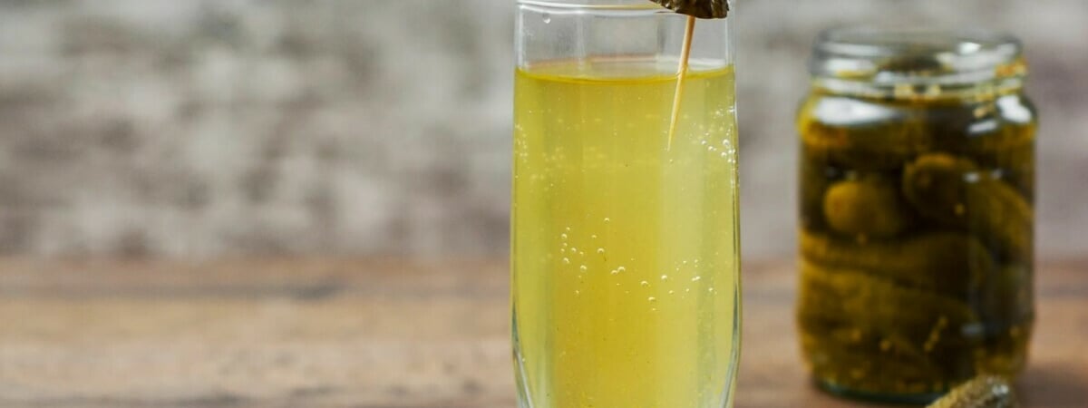 Можно ли пить огуречный рассол? Эксперт рассказал, как он влияет на организм на самом деле — Полезно