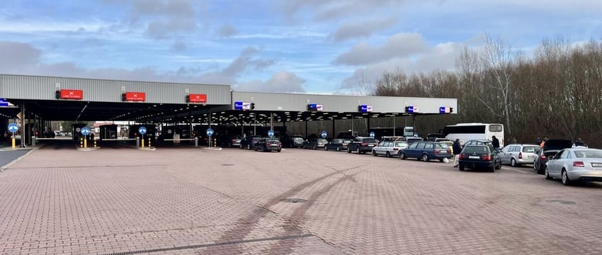 «Сейчас прайс за место — $500». Что происходит на границе накануне новогодних праздников