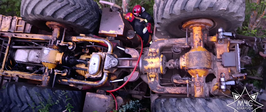 Тракторист оказался зажат в кабине перевернувшегося «Кировца» в Шарковщинском районе. Видео