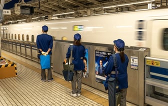 В Речице из-за гололеда МАЗ скатился на набережную, пробил ограждение и оказался в Днепре