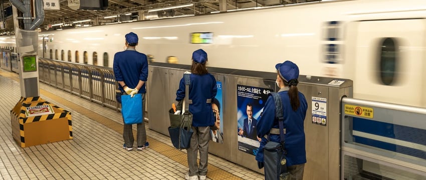 В Речице из-за гололеда МАЗ скатился на набережную, пробил ограждение и оказался в Днепре