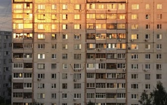 В Беларуси мужчина сбросил с 8-го этажа стул. Узнали, чем закончилась история