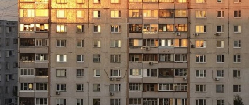 В Беларуси мужчина сбросил с 8-го этажа стул. Узнали, чем закончилась история