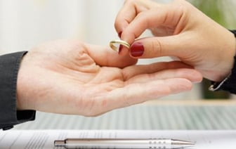 Сколько белорусов заключили брак после 65 лет, рассказали в Белстате