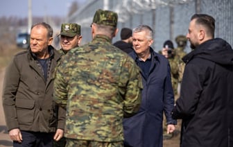 «Не всегда красиво» — Туск приехал на границу с Беларусью и пообещал «сражаться»
