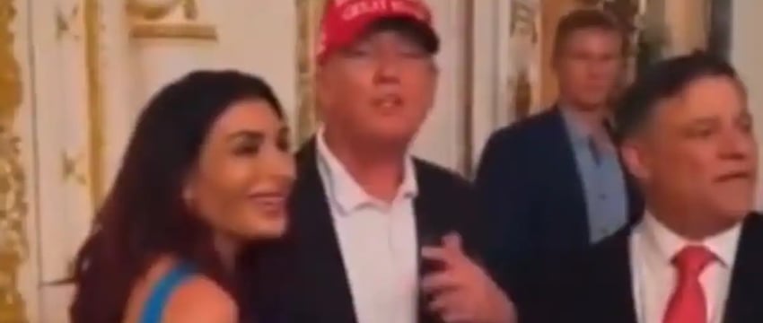 Трамп назвал Лору Лумер "свободной натурой" после ее расистского высказывания в адрес Харриса.