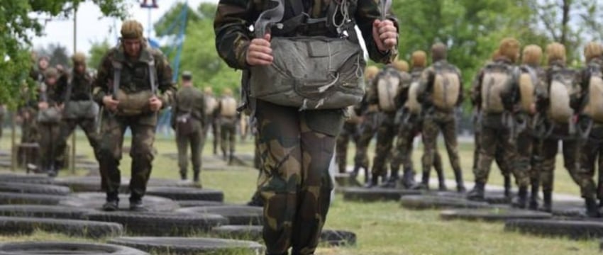 Подготовка к первому прыжку с парашютом