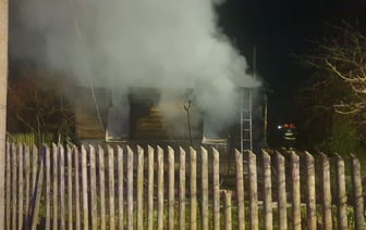 В Мостовском районе горел дом — что стало причиной пожара