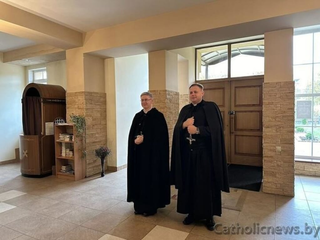 Священники Анджей Юхневич (слева) и Павел Лемех (справа). Фото: Catholicnews.by