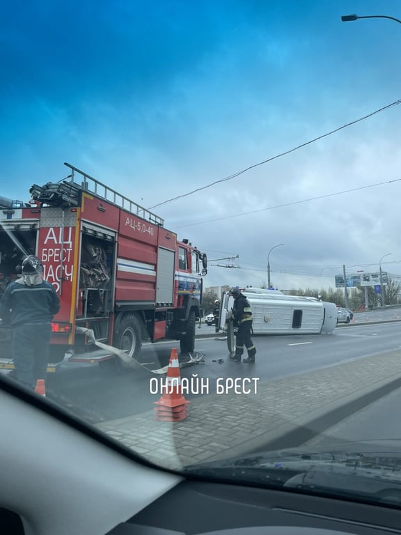В Бресте возле Кобринского моста перевернулась маршрутка