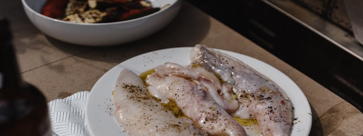 Для чего белый колпачок на бутылке с маслом? Узнав это, вы перестанете его выбрасывать — Полезно