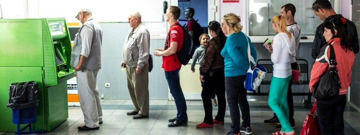 «Вынужденная мера» — Один из банков призвал белорусов «запастись наличными». Когда не будут работать карты и приложения?
