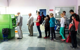 «Вынужденная мера» — Один из банков призвал белорусов «запастись наличными». Когда не будут работать карты и приложения?